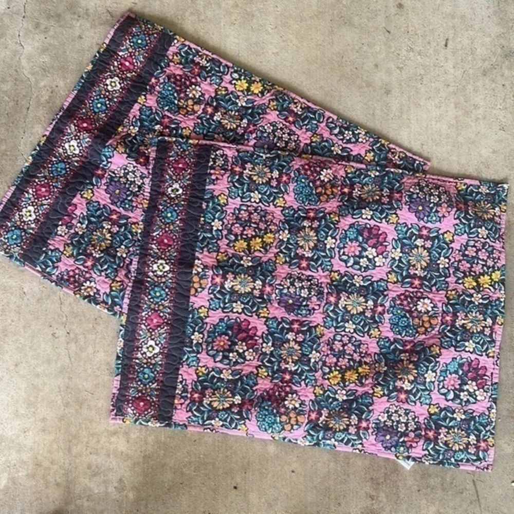 VERA Bradley Kaleidoscope Rosettes 100% Cotton Standard Pillow Shams 20